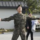 ARCHIVO - J-Hope, miembro de la banda de K-pop BTS, reacciona después de completar el servicio militar obligatorio fuera de una base militar en Wonju, Corea del Sur, el jueves 17 de octubre de 2024. (Foto AP/Ahn Young-joon, archivo)