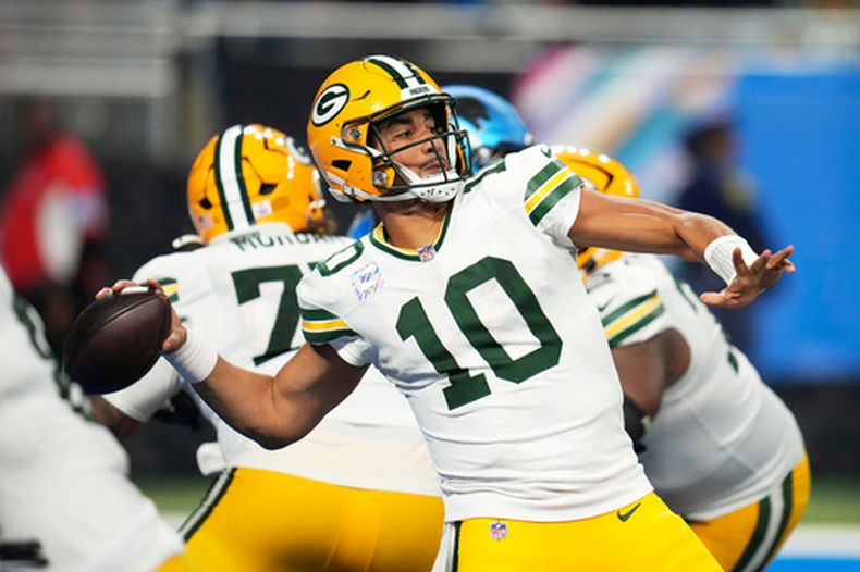 Jordan Love, querterback de los Packers de Green Bay, lanza un pase durante la segunda mitad del partido de la NFL en contra de los Lions de Detroit, el domingo 25 de octubre de 2026, en Detroit. (AP Foto/Paul Sancya)