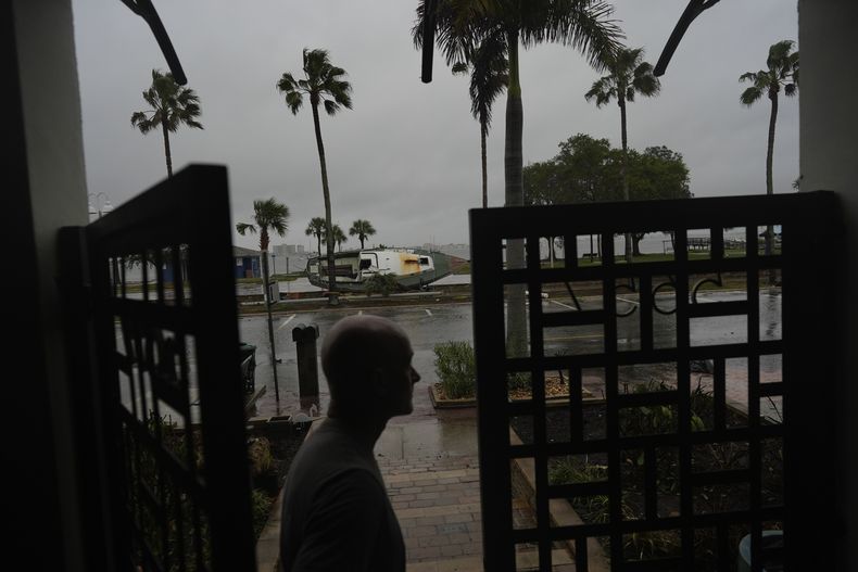 Christian Burke, en la puerta de su casa, donde tiene previsto esperar el paso del huracán Milton junto a su madre y su tía, en un tercer piso con vistas a la bahía de Tampa, en Gulfport, Florida, el 9 de octubre de 2024. (AP Foto/Rebecca Blackwell)