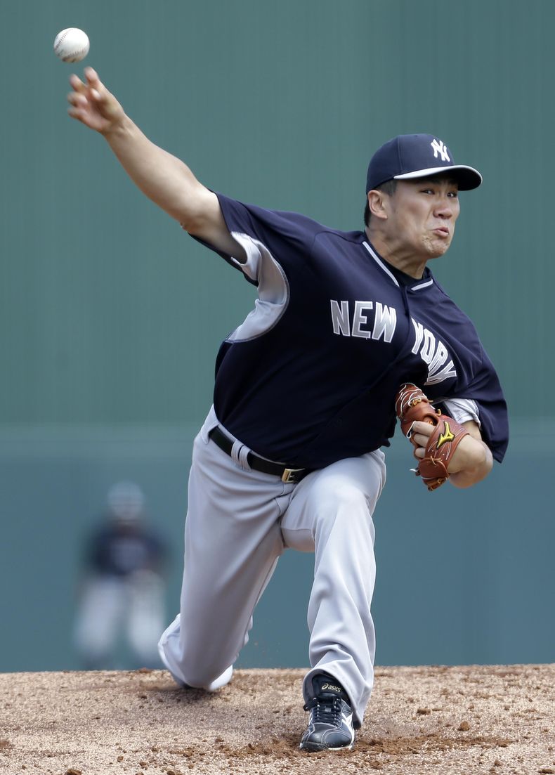 Masahiro Tanaka, de los Yanquis de Nueva York, lanza contra los Mellizos de Minnesota, en la primera entrada de su juego de pretemporada del s&aacute;bado 22 de marzo de 2014, en Fort Myers, Florida. (Foto AP/Gerald Herbert)