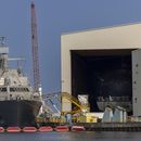 Un buque en construcción se encuentra atracado en las instalaciones de Fincantieri Marinette Marine, el viernes 12 de julio de 2024, en Marinette, Wisconsin. (AP Foto/Mike Roemer)