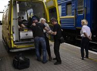 huir de los rusos: las evacuaciones son lentas y dificiles