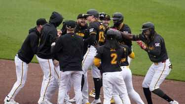 Jack Suwinski (65), de los Piratas de Pittsburgh, celebra con sus compañeros de equipo después de impulsar la carrera de la victoria con un sencillo ante el relevista de los Rockies de Colorado, Nick Mears, durante la novena entrada de un juego de béisbol en Pittsburgh, el sábado 4 de mayo de 2024. (AP Foto/Gene J. Puskar)