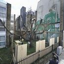 Marcos y protecciones colocadas junto a la obra de arte de Banksy en el costado de un edificio residencial en Hornsey Road, al norte de Londres, el miércoles 27 de marzo de 2024. La obra que ha sido cubierta con láminas de metacrilato para protección tras un aparente acto de vandalismo. (Aaron Chown/PA vía AP)