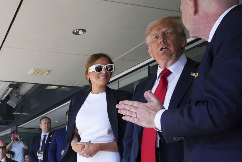 El presidente de la FIFA, Gianni Infantino, de derecha, el presidente Donald Trump y la primera dama Melania Trump asisten al partido final de fútbol de la Copa Mundial de Clubes, en el MetLife Stadium en East Rutherford, Nueva Jersey, el domingo 13 de julio de 2025. (AP Foto/Jacquelyn Martin)