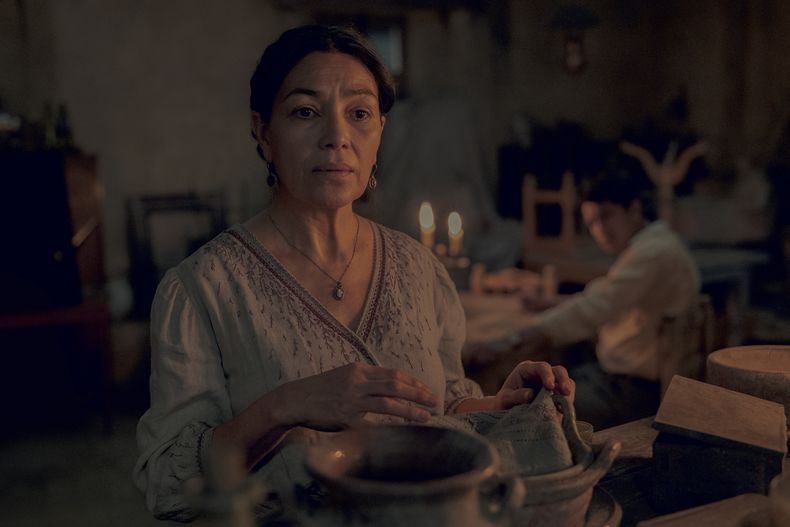 Esta imagen difundida por Netflix muestra a Dolores Heredia en una escena de Pedro Páramo. (Juan Rosas/Netflix vía AP)