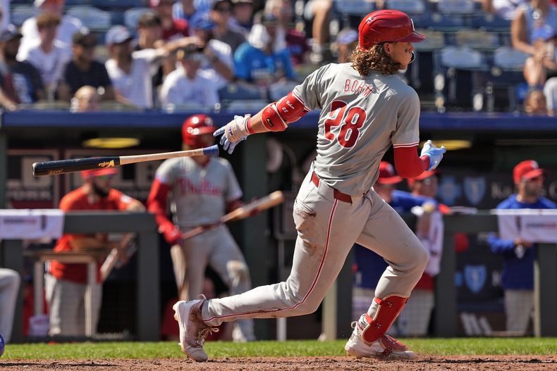 Alec Bohm, de los Filis de Filadelfia, corre rumbo a primera base después de conectar sencillo productor de dos carreras durante la octava entrada del juego de béisbol en contra de los Reales de Kansas City, el domingo 25 de agosto de 2024, en Kansas City, Missouri. (AP Foto/Charlie Riedel)
