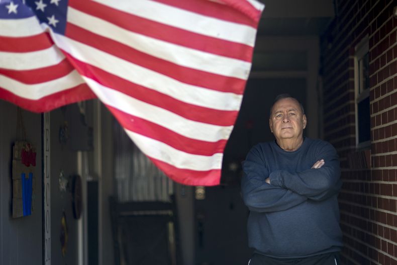 Stephen Watson, un infante de Marina jubilado, observa desde el porche de su casa, el lunes 3 de marzo de 2025, en Jesup, Georgia. (Foto/Stephen B. Morton)