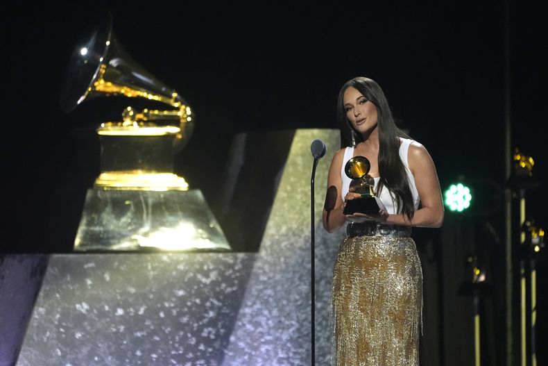 Kacey Musgraves recibe el premio a la mejor canción country por The Architect durante la 67ª entrega anual de los Grammy el domingo 2 de febrero de 2025 en Los Ángeles. (Foto AP/Chris Pizzello)