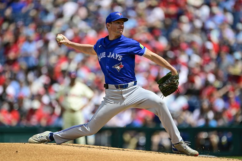 Chris Bassitt de los Azulejos de Toronto lanza ante los Filis de Filadelfia, el miércoles 8 de mayo de 2024. (AP Foto/Derik Hamilton)