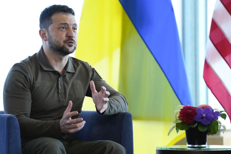 El presidente de Ucrania, Volodymyr Zelenskyy, hace gestos durante una reunión con el presidente de Estados Unidos, Joe Biden, en Hiroshima, Japón, el domingo 21 de mayo de 2023. (AP Foto/Susan Walsh)