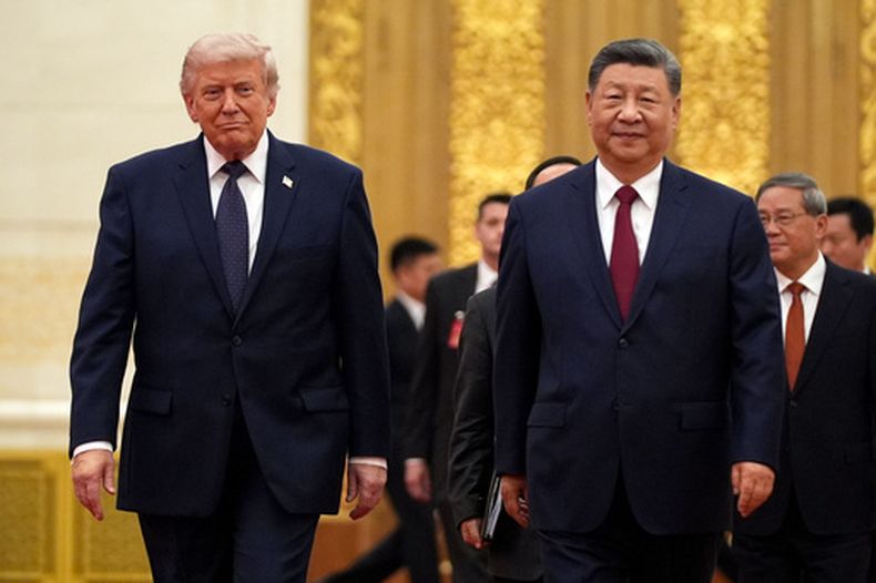 ARCHIVO - El presidente estadounidense Donald Trump, a la izquierda, y el mandatario chino Xi Jinping llegan a una cena de Estado en el Gran Salón del Pueblo, el 14 de mayo de 2026, en Beijing. (AP Foto/Mark Schiefelbein, archivo)