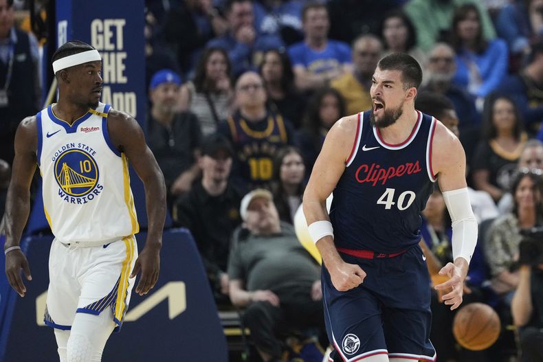 Ivica Zubac (40), de los Clippers de Los Ángeles, reacciona después de encestar frente de los Warriors de Golden State durante la primera mitad del juego de baloncesto de la NBA, el domingo 13 de abril de 2025, en San Francisco. (AP Foto/Godofredo A. Vásquez)