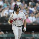 Rafael Devers, de Medias Rojas de Boston, lanza el bate mientras observa su cuadrangular de dos carreras frente al abridor de Medias Blancas de Chicago, Lucas Giolito, durante la cuarta entrada del juego de béisbol, el viernes 23 de junio de 2023, en Chicago. (AP Foto/Charles Rex Arbogast)
