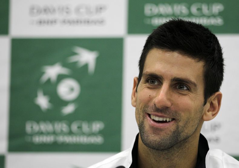 El jugador del equipo de Serbia, Novak Djokovic, sonr&iacute;e en una conferencia de prensa antes de la final de la Copa Davis el mi&eacute;rcoles, 13 de noviembre de 2013, en Belgrado. (AP Photo/Darko Vojinovic)