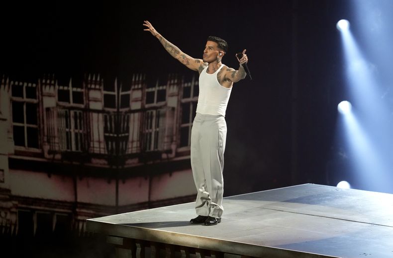 Rauw Alejandro durante su presentación en los Premios MTV a los Videos Musicales el miércoles 11 de septiembre de 2024 en el UBS Arena de Elmont, Nueva York. (Foto Charles Sykes/Invision/AP)