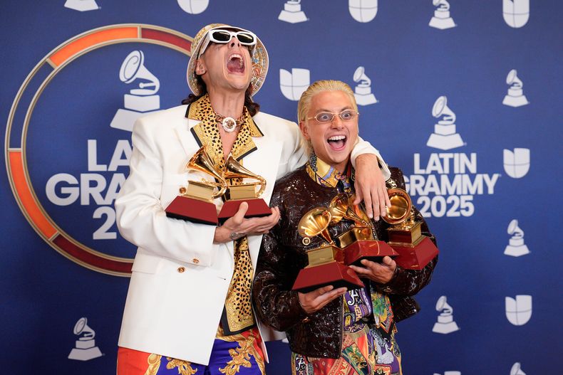 Ca7riel, izquierda, y Paco Amoroso posan en la sala de prensa con los premios al mejor video musical de formato largo y corto, mejor canción pop, mejor video musical alternativo y mejor canción alternativa durante los Latin Grammy 2025 el jueves 13 de noviembre de 2025 en el MGM Grand de Las Vegas. (Foto AP/John Locher)