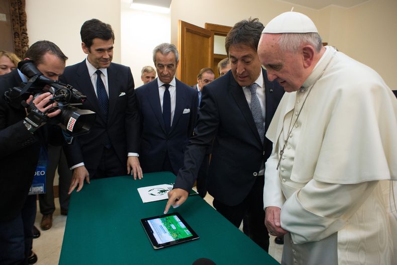En esta fotograf&iacute;a porporcionada el mi&eacute;rcoles 19 de marzo de 2014 por el diario del vaticano L Osservatore Romano aparece el papa Francisco observando la pantalla de una tableta para lanzar un tuit en el Vaticano. (Foto AP/L Osservatore Ro