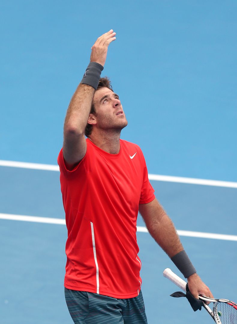Juan Mart&iacute;n Del Potro mira al cielo tras doblegar a Dmitry Tursunov en las semifinales del Internacional del Sydney el 10 de enero del 2014 en Sydney. En la final enfrentar&aacute; a Bernard Tomic. (AP Photo/Rick Rycroft)
