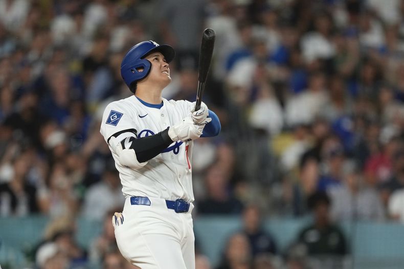 Shohei Ohtani, de los Dodgers de Los Ángeles, conecta un jonrón solitario ante los Yankes de Nueva York, en el sexto inning del juego del viernes 30 de mayo de 2025 (AP Foto/Mark J. Terrill)