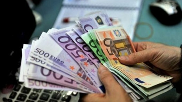 cubanos en miami salen a cambiar los dolares por euros