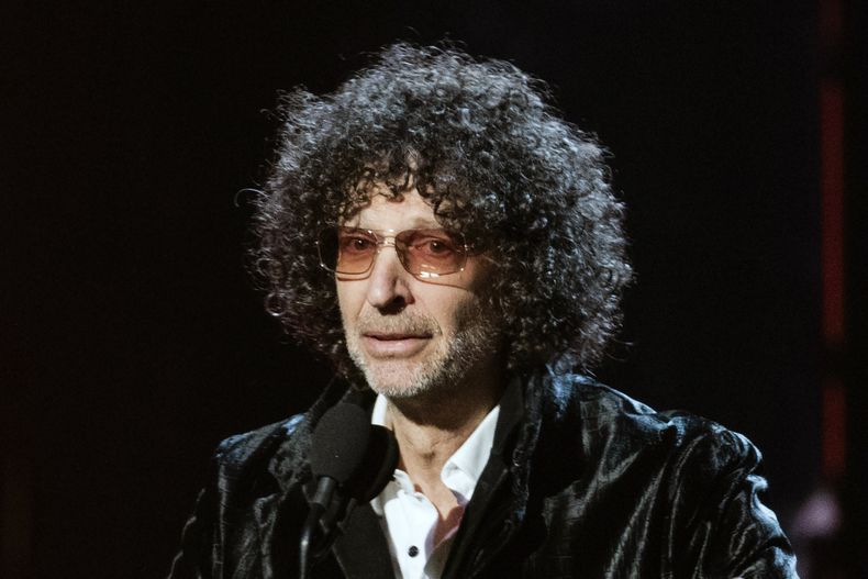 ARCHIVO - Howard Stern habla en la ceremonia de incorporación al Salón de la Fama del Rock and Roll 2018 en Cleveland, el 14 de abril de 2018. (Foto Michael Zorn/Invision/AP, archivo)