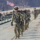 Soldados del Ejército de Estados Unidos atraviesan un puente flotante sobre el río Imjin durante un ejercicio conjunto entre Estados Unidos y Corea del Sur, el 20 de marzo de 2025, en Yeoncheon, Corea del Sur. (AP Foto/Ahn Young-joon, Archivo)