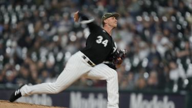 Michael Kopech, abridor de los Medias Blancas de Chicago, hace un lanzamiento en el sexto inning del juego ante los Reales de Kansas City, el viernes 19 de mayo de 2023 (AP Foto/Charles Rex Arbogast)