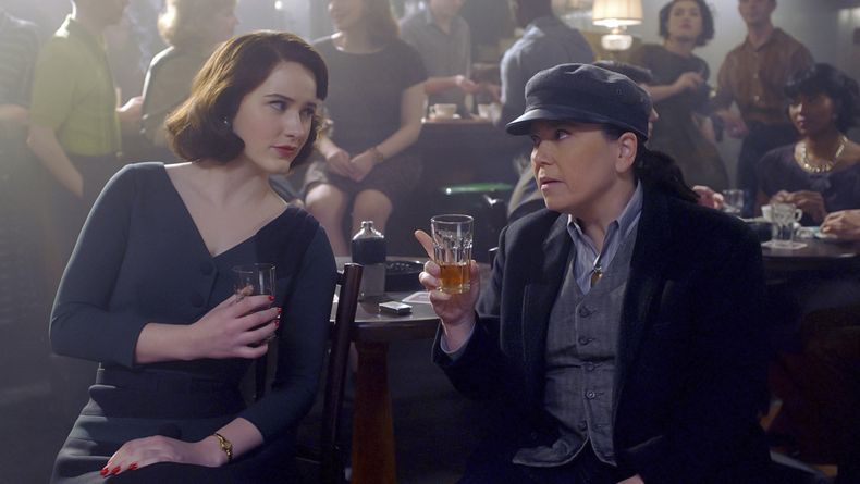 Rachel Brosnahan, izquierda, y Alex Borstein en una escena de The Marvelous Mrs. Maisel en una imagen proporcionada por Amazon Studios. (Amazon Studios vía AP)