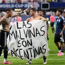 El argentino Giovani Lo Celso sostiene una pancarta con la frase Las Malvinas Son Argentinas junto a su compañero Nicolás Otamendi tras la victoria 2-1 ante Inglaterra en las semifinales del Mundial, el miércoles 15 de julio de 2026, en Atlanta. (AP Foto/Rebecca Blackwell)