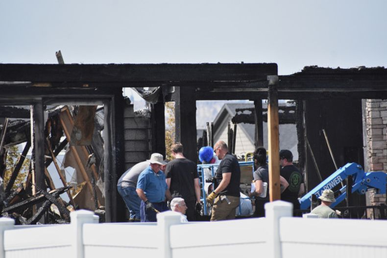 Investigadores trabajan en el sitio donde una familia fue asesinada y la casa incendiada, en Billings, Montana, el martes 25 de agosto de 2026. (AP Foto/Matthew Brown)