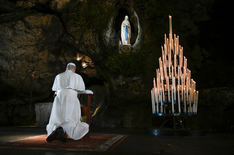 En esta imagen publicada por Vatican Media, el papa León XIV reza en la Cueva de las Apariciones de Massabielle, en Lourdes, Francia, el sábado 26 de septiembre de 2026. (Vatican Media via AP)