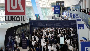El logo de la compañía petrolera rusa Lukoil en una feria comercial en Abu Dabi, Emiratos Árabes Unidos, el 3 de noviembre del 2025. (AP foto/Altaf Qadri)