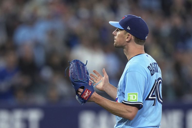 El abridor de los Azulejos de Toronto, Chris Bassitt, agradece el aplauso de la multitud al momento de dejar el montículo en el octavo inning del partido contra los Yanquis de Nueva York, en Toronto, el jueves 28 de septiembre de 2023. (Chris Young/The Canadian Press vía AP)