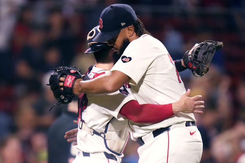 El lanzador de los Medias Rojas de Boston, Kenley Jansen, a la derecha, es felicitado por el receptor Connor Wong después de derrotar a los Azulejos de Toronto 3-0 en Fenway Park, el miércoles 28 de agosto de 2024, en Boston. (AP Foto/Charles Krupa)