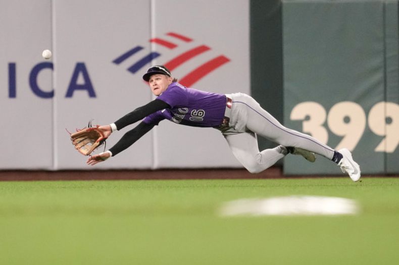 Cole Carrigg, de los Rockies de Colorado, atrapa un elevado de Bryce Eldridge, de los Gigantes de San Francisco, el viernes 14 de agosto de 2026 (AP Foto/Jeff Chiu)