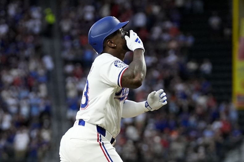 El cubano Adolis García, de los Rangers de Texas, celebra su jonrón de tres carreras en el juego del viernes 5 de abril de 2024, antes los Astros de Houston (AP Foto/Tony Gutiérrez)