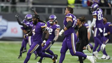 Vikings resisten para vencer 28-25 a Saints en Londres