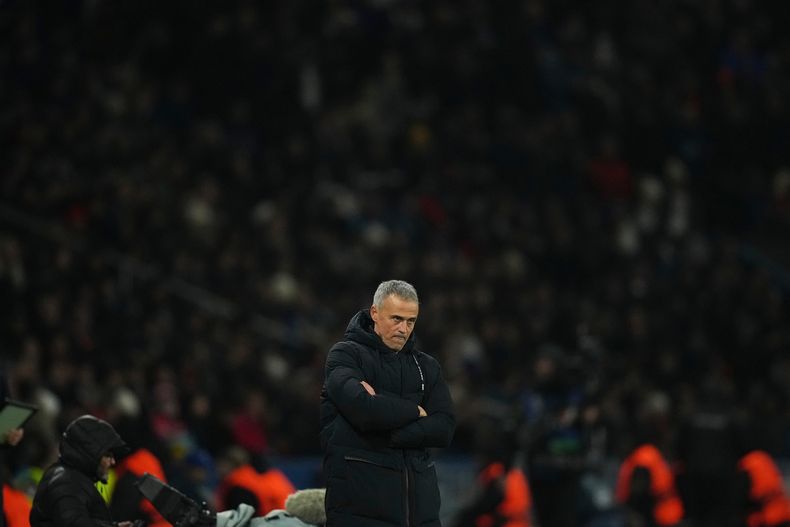 El técnico del PSG Luis Enrique durante el partido contra Tottenham en la Liga de Campeones, el miércoles 26 de noviembre de 2025, en París. (AP Foto/Christophe Ena)