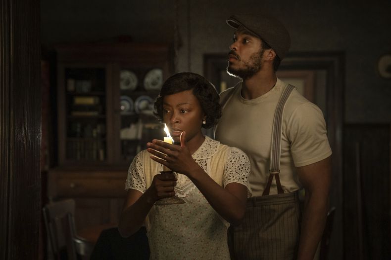 En esta imagen proporcionada por Netflix, Danielle Deadwyler, izquierda, y Ray Fisher en una escena de “The Piano Lesson”. (David Lee/Netflix vía AP)