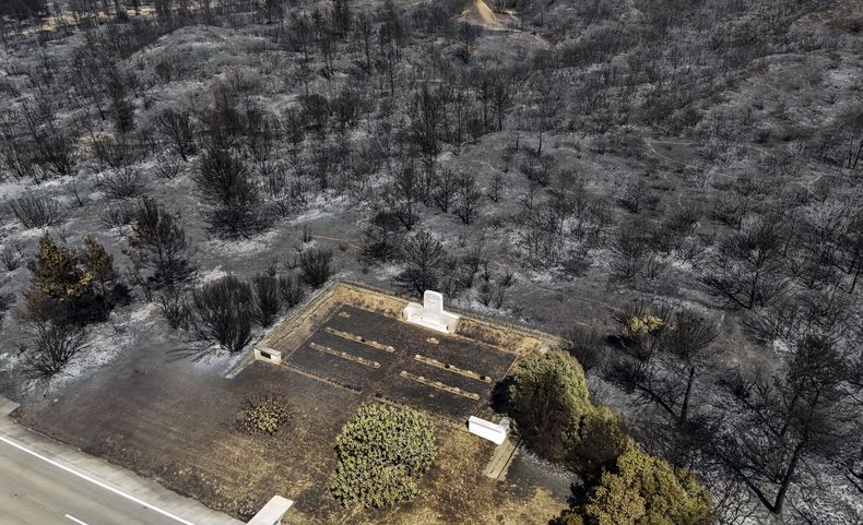 Vista aérea de una parte del área de un incendio forestal extinguido en la playa Anzac Cove, sitio de la llegada del Cuerpo del Ejército de Australia y Nueva Zelanda (ANZAC, por sus siglas en inglés) durante la Primera Guerra Mundial, el 25 de abril de 1915 en la península de Gallipoli, cerca de Canakkale, Turquía, el viernes 16 de agosto de 2024. (DIA Images vía AP)