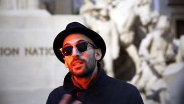 americateve | El artista callejero y fot&oacute;grafo franc&eacute;s JR habla con la prensa en el Pante&oacute;n, Par&iacute;s, martes 25 de febrero de 2014. La c&uacute;pula del Pante&oacute;n, donde reposan 72 franceses _y una mujer_ prominentes ser&aacute; renovada.