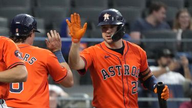 Jake Meyers, de los Astros de Houston, a la izquierda, y Chas McCormick, a la derecha, celebran después de que Meyers anotara durante la undécima entrada contra los Mets de Nueva York, el domingo 30 de junio de 2024, en Nueva York. (AP Foto/Pamela Smith)