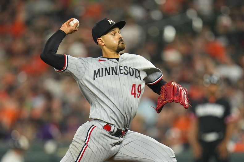 Pablo López abridor por los Mellizos de Minnesota realiza un lanzamiento ante los Orioles de Baltimore durante la sexta entrada del juego del viernes 30 de junio de 2023 en Baltimore. AP Foto/Julio Cortez)