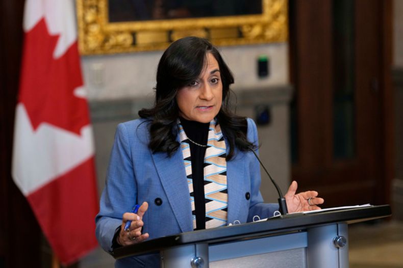 La ministra de Asuntos Exteriores de Canadá, Anita Anand, habla en una conferencia de prensa sobre la situación de seguridad en México, en el vestíbulo de la Cámara de los Comunes del Parlamento, en Ottawa, el lunes 23 de febrero de 2026. (Justin Tang/The Canadian Press vía AP)