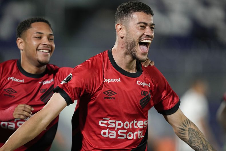 ARCHIVO - Romûlo (derecha) celebra tras marcar un gol para Athletico Paranaense de Brasil contra Libertad de Paraguay en el partido por la fase de grupos de la Copa Libertadores, el 4 de mayo de 2023. (AP Foto/Jorge Saenz)