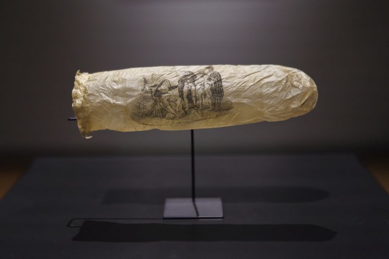 NOTA DEL ED: DESNUDEZ - Esta imagen proporcionada por el Rijksmueum muestra un condón con una impresión, circa 1830, que se exhibe en el Rijksmuseum de Ámsterdam. (Kelly Schenk/Rijksmuseum via AP)
