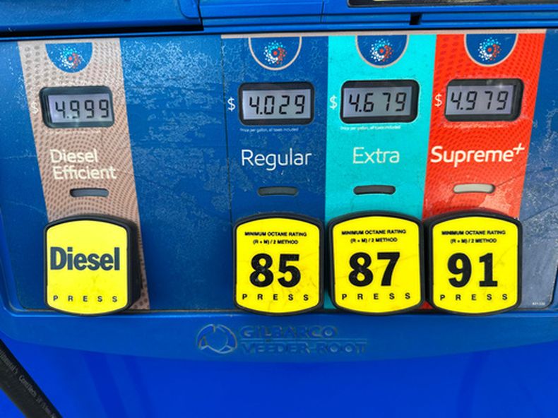 El precio por galón se muestra en una pantalla electrónica sobre los tipos de gasolina disponibles en un surtidor de una gasolinera Exxon en Littleton, Colorado, el martes 12 de mayo de 2026. (AP Foto/David Zalubowski)