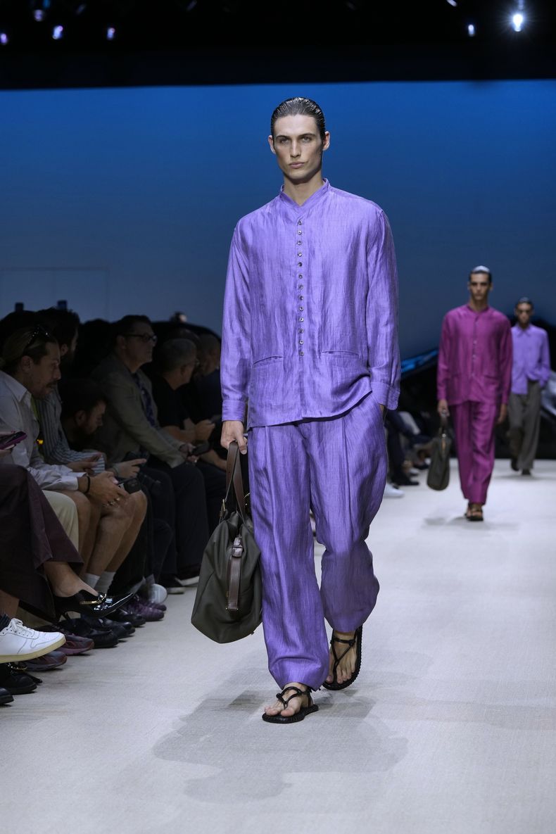 Un modelo luce piezas de la colección para caballeros de Giorgio Armani Primavera-Verano 2026, que se presentó en Milán, Italia, el lunes 23 de junio de 2025.(Foto AP/Luca Bruno)