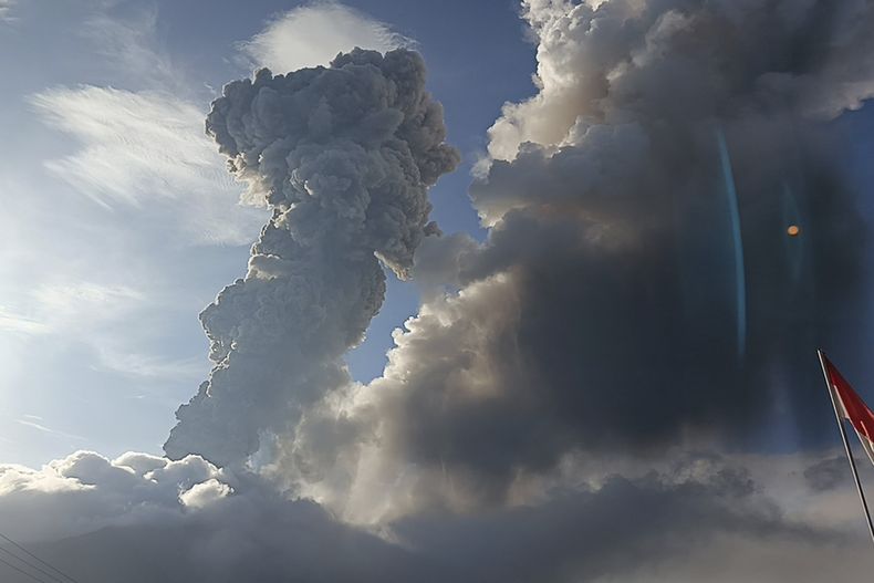 El monte Lewotobi Laki-Laki arroja materiales volcánicos durante una erupción, el jueves 7 de noviembre de 2024, en Indonesia. (AP Foto)